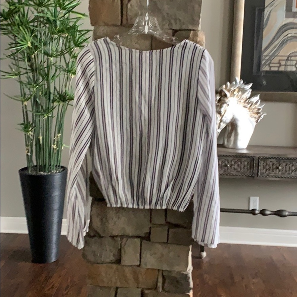 Darling Sadie & Sage Bell Sleeve Top Size Small - Picture 2 of 6
